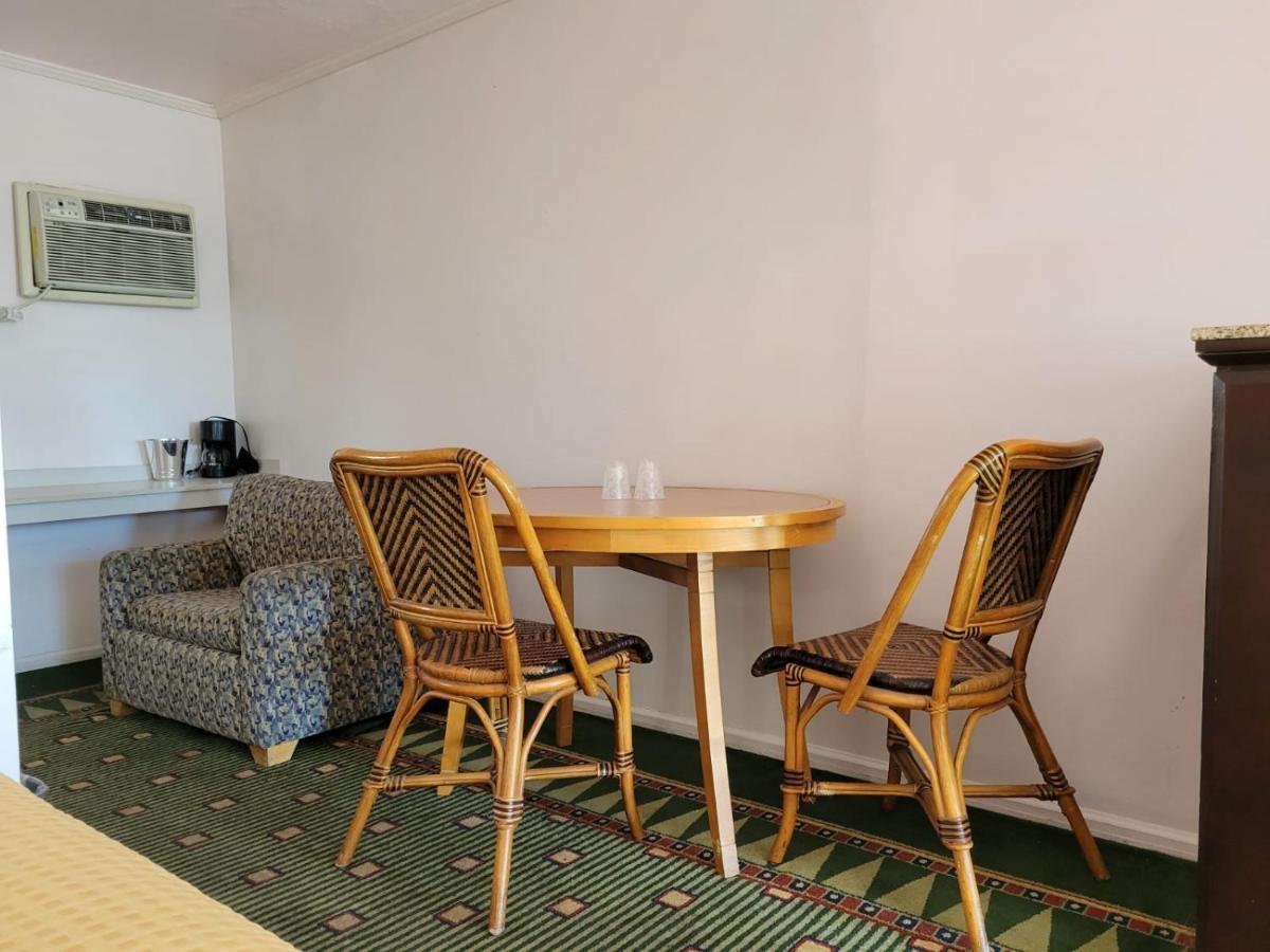 Emerald & Lounge Motel